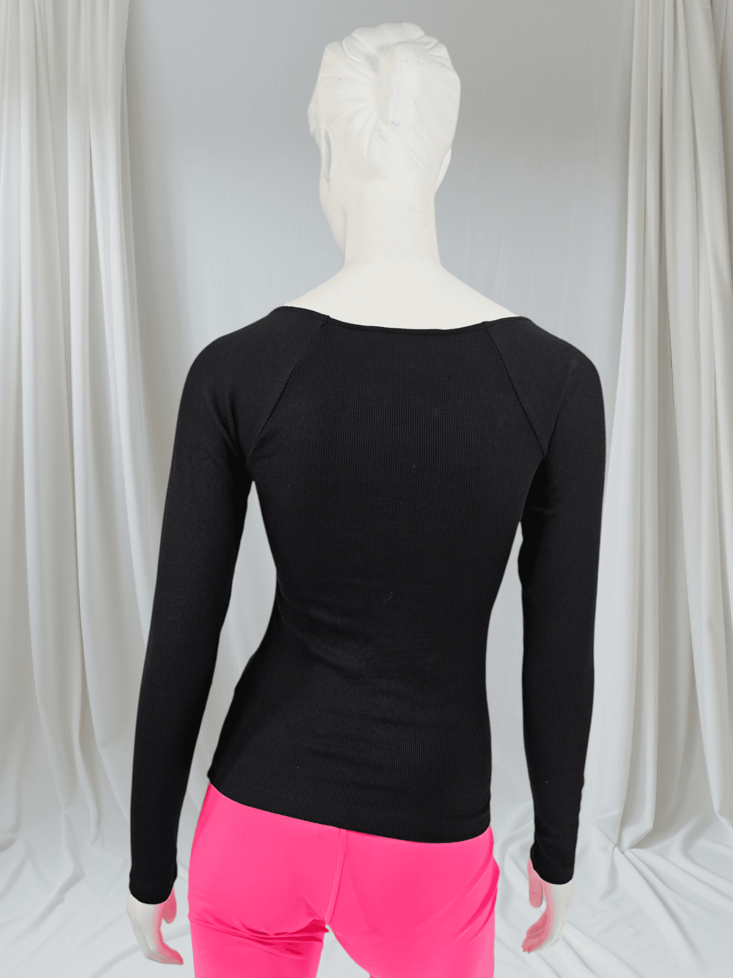 Haut noir à manches longues et décolleté froncéarque : Calvin Klein Jeans