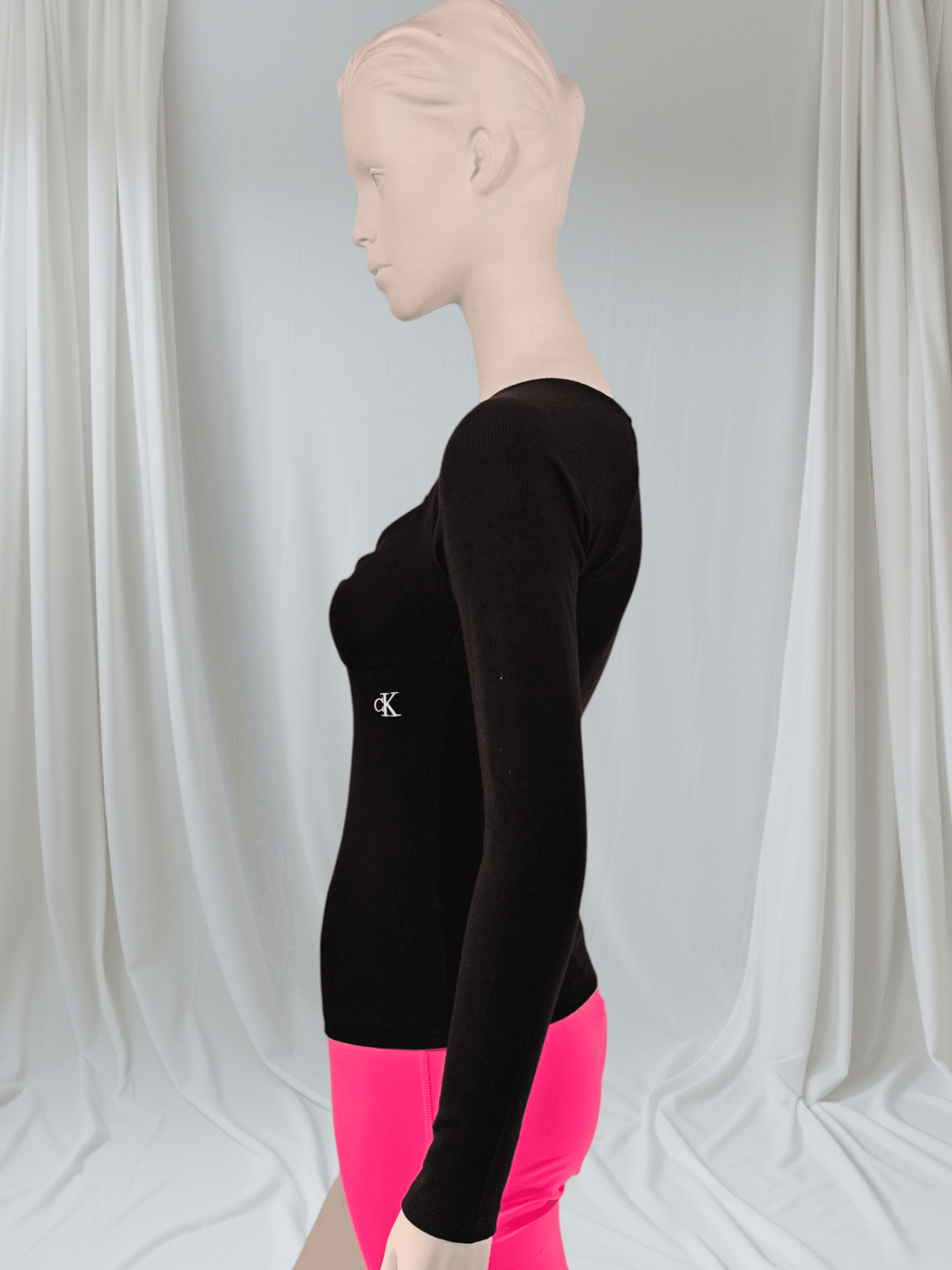 Haut noir à manches longues et décolleté froncéarque : Calvin Klein Jeans